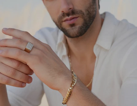 What are the trendy 10K gold earring styles this season?